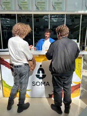 Tech Week, Москва, июнь 2024: стойка SOMA и гости у бара